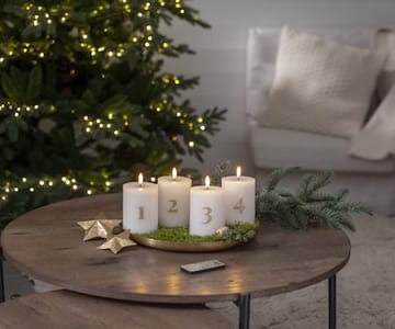 Flamme Advent LED-kubbelys 4-pakning 7,5 cm - hvit med gullsifre - Belysning - Dekorasjonsbelysning - Dekorativ innendørsbelysning - Batteridrevne lys