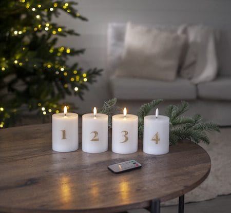 Flamme Advent LED-kubbelys 4-pakning 7,5 cm - hvit med gullsifre - Belysning - Dekorasjonsbelysning - Dekorativ innendørsbelysning - Batteridrevne lys