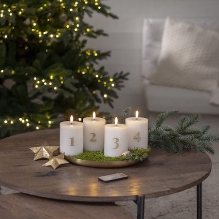 Flamme Advent LED-kubbelys 4-pakning 7,5 cm - hvit med gullsifre - Belysning - Dekorasjonsbelysning - Dekorativ innendørsbelysning - Batteridrevne lys
