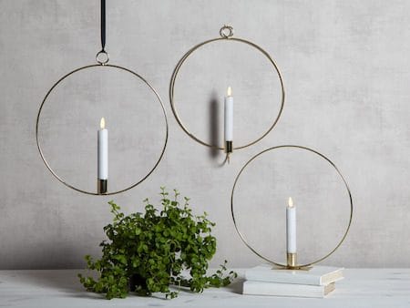 Flamme Ring innendørsdekorasjon 28,5 cm - messing/hvit - Belysning - Dekorasjonsbelysning - Dekorativ innendørsbelysning - Batteridrevne lys