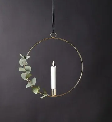 Flamme Ring innendørsdekorasjon 28,5 cm - messing/hvit - Belysning - Dekorasjonsbelysning - Dekorativ innendørsbelysning - Batteridrevne lys