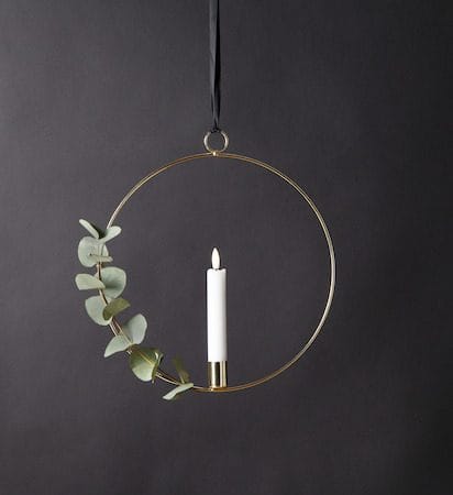 Flamme Ring innendørsdekorasjon 28,5 cm - messing/hvit - Belysning - Dekorasjonsbelysning - Dekorativ innendørsbelysning - Batteridrevne lys