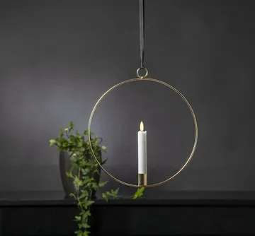 Flamme Ring innendørsdekorasjon 28,5 cm - messing/hvit - Belysning - Dekorasjonsbelysning - Dekorativ innendørsbelysning - Batteridrevne lys