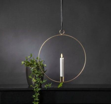 Flamme Ring innendørsdekorasjon 28,5 cm - messing/hvit - Belysning - Dekorasjonsbelysning - Dekorativ innendørsbelysning - Batteridrevne lys
