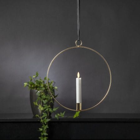 Flamme Ring innendørsdekorasjon 28,5 cm - messing/hvit - Belysning - Dekorasjonsbelysning - Dekorativ innendørsbelysning - Batteridrevne lys