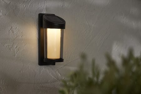 Alippa solcellevegglykt 8,5 cm - svart med røykfarget glass - Belysning - Dekorasjonsbelysning - Dekorativ utendørsbelysning - LED-belysning utendørs