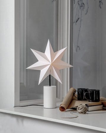 Stila Fot, skjerm og stjerne 35 cm - Hvit med svarte detaljer - Belysning - Julebelysning - Julelys