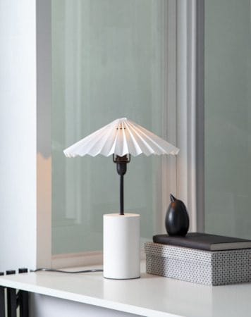 Stila Fot, skjerm og stjerne 35 cm - Hvit med svarte detaljer - Belysning - Julebelysning - Julelys