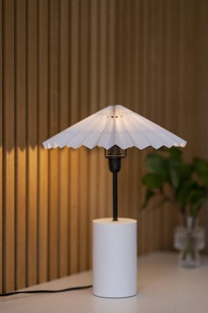 Stila Fot, skjerm og stjerne 35 cm - Hvit med svarte detaljer - Belysning - Julebelysning - Julelys
