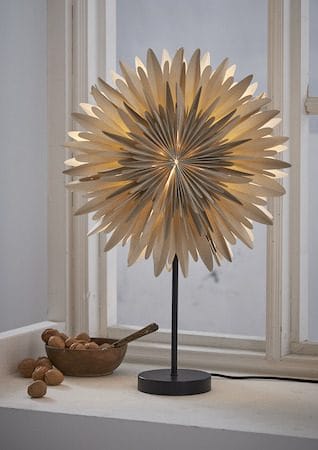 Winter Stjerne på fot 40 cm - beige med gullprikker/svart fot - Belysning - Julebelysning - Julelys