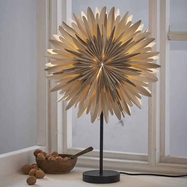 Winter Stjerne på fot 40 cm - beige med gullprikker/svart fot - Belysning - Julebelysning - Julelys