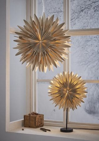 Winter Stjerne på fot 40 cm - beige med gullprikker/svart fot - Belysning - Julebelysning - Julelys
