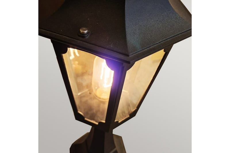 Sokkellykt Elstead Lighting Chapel - Belysning - Utendørsbelysning - Stolpelykt & portlykt