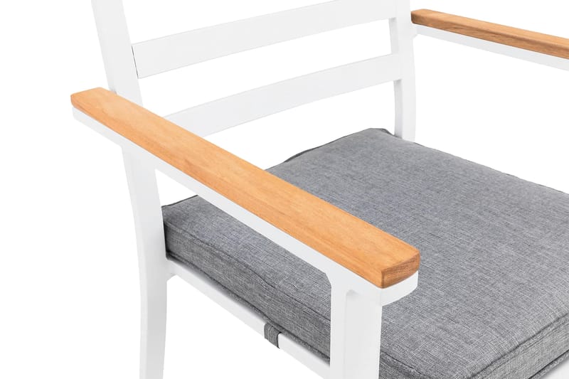 Oliver karmstol utendørs med pute - Hvit/teak/grå - Hagemøbler & utemiljø - Balkong & terrasse - Balkongmøbler - Balkongstoler