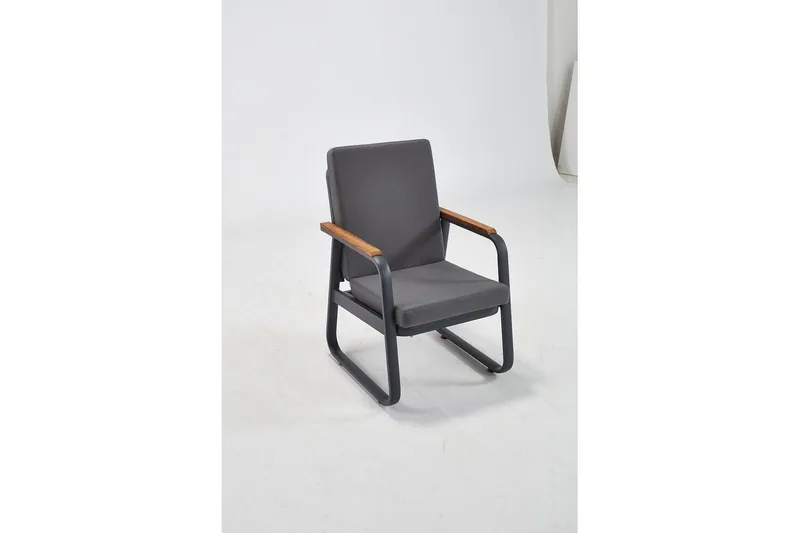 Hagestol Colomieua Treverk, Rødfarget tre