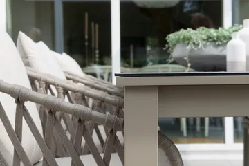 Hillerstorp Jet Set spisebord utendørs 90 cm beige - Beige - Hagemøbler & utemiljø - Hagebord - Spisebord ute