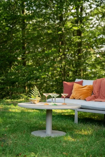 Hillerstorp Näsby sofabord utendørs Ø80 cm sand - Sand - Hagemøbler & utemiljø - Hagebord - Loungebord & Sofabord utendørs