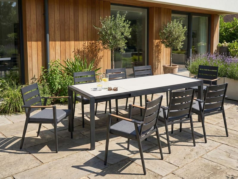 Uttrekkbart spisebord utendørs Binasco 160/220 cm - Beige/svart - Hagemøbler & utemiljø - Hagebord - Spisebord ute