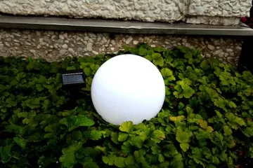 Globus solcelledekorasjon 20 cm - hvit og svart - Hagemøbler & utemiljø - Hagedekorasjon & utemiljø - Hagebelysning