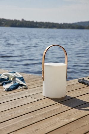 Lucie Lykt 19 cm - hvit med brunt håndtak - Hagemøbler & utemiljø - Hagedekorasjon & utemiljø - Hagefigurer & hagepynt - Utelykt