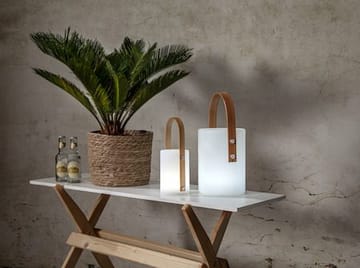 Lucie Lykt 19 cm - hvit med brunt håndtak - Hagemøbler & utemiljø - Hagedekorasjon & utemiljø - Hagefigurer & hagepynt - Utelykt