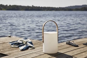 Lucie Lykt 19 cm - hvit med brunt håndtak - Hagemøbler & utemiljø - Hagedekorasjon & utemiljø - Hagefigurer & hagepynt - Utelykt