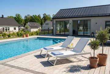 Monaco solseng med justerbar rygg i aluminium, hvit tekstil - Hvit - Hagemøbler & utemiljø - Stoler & Lenestoler - Solsenger & solvogner