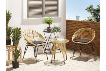 Balkongsett med bord og 2 stoler rotting PELLARO - Tre / Natur - Hagemøbler & utemiljø - Hagegruppe - Cafemøbler & cafesett