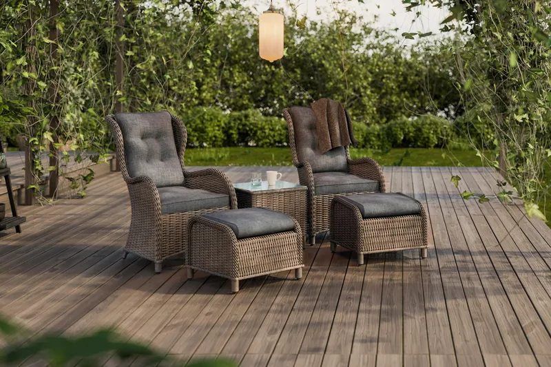 Marcus Cafésett med 2 Ørelapplenestoler m Fotskammel + Pute - Grå - Hagemøbler & utemiljø - Hagegruppe - Cafemøbler & cafesett