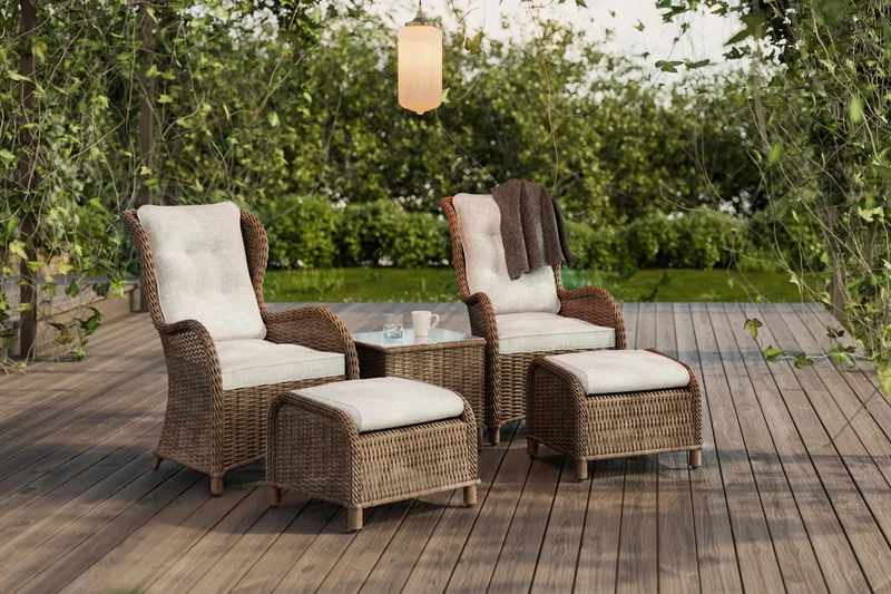 Marcus Cafésett med 2 Ørelapplenestoler m Fotskammel + Pute - Natur - Hagemøbler & utemiljø - Hagegruppe - Cafemøbler & cafesett