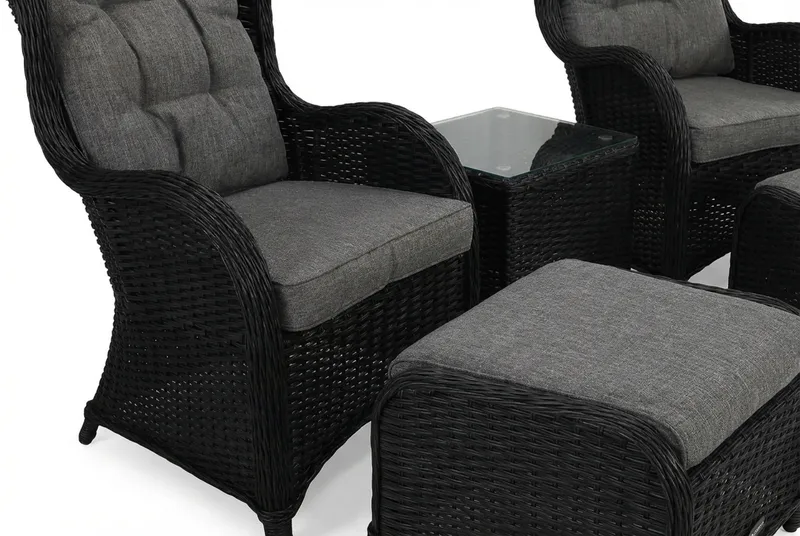 Marcus Cafésett med 2 Ørelappstoler med Fotskammel inkl. Pute - Svart - Hagemøbler & utemiljø - Hagegruppe - Cafemøbler & cafesett