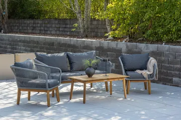 Chania sofagruppe 2-seters sofa + 2 lenestoler med bord utendørs - Grå, natur - Hagemøbler & utemiljø - Hagegruppe - Sofagruppe utendørs