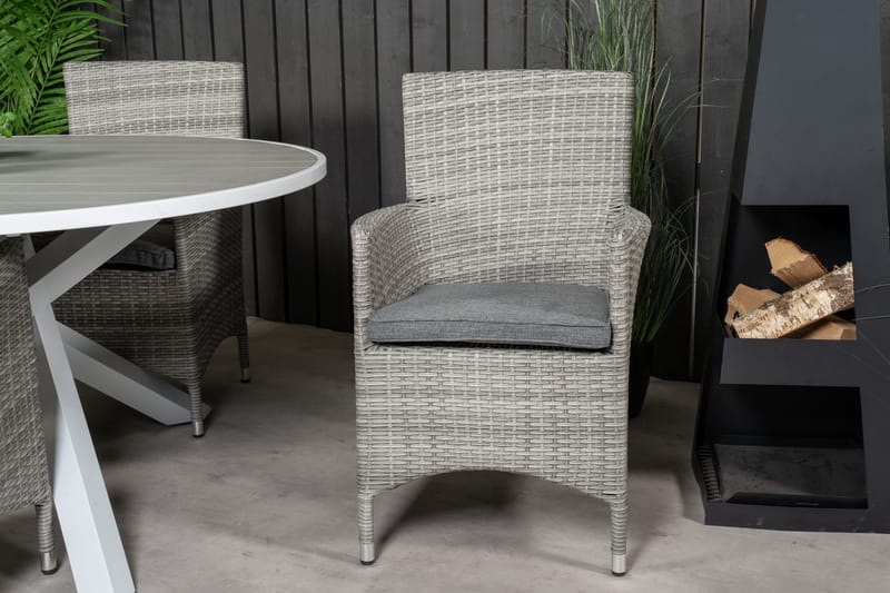 Parma Spisegruppe Rund Ø140cm + 4 Malin Karmstoler - Natur/Svart - Hagemøbler & utemiljø - Hagegruppe - Spisegrupper hage