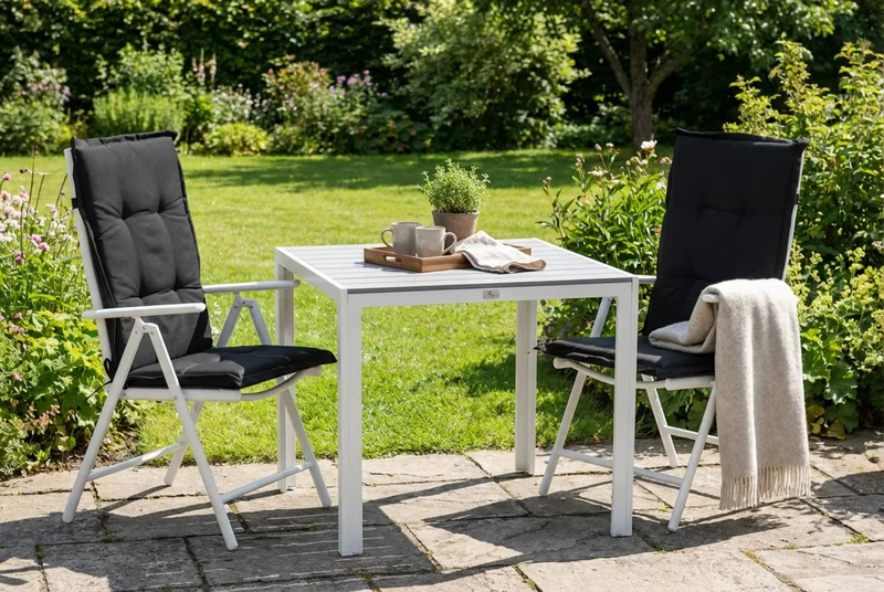 Tunis Spisegruppe 90x90 + 2 Maggie Posisjonsstol m Pute - Hvit/Grå/Svart - Hagemøbler & utemiljø - Hagegruppe - Spisegrupper hage