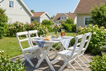 Landet utendørs spisegruppe 118x70x74 cm med 4 klappstoler - Hvit - Hagemøbler & utemiljø - Hagegruppe - Spisegrupper hage