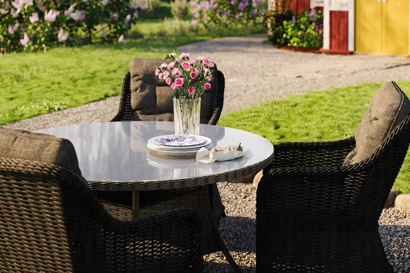 Marcus Spisegruppe 140 Rund + 4 Lenestoler m Pute - Svart - Hagemøbler & utemiljø - Hagegruppe - Spisegrupper hage