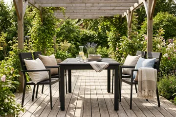 Monaco utendørs spisegruppe, uttrekkbar 150-250x90 med 4 Tunis stablestoler - Svart/Grå - Hagemøbler & utemiljø - Hagegruppe - Spisegrupper hage