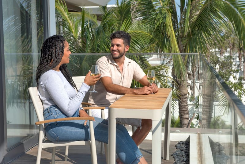 Portals Balkongsett bord + 2 carverstoler - Lys Ecru/Korallsand - Hagemøbler & utemiljø - Hagegruppe - Cafemøbler & cafesett