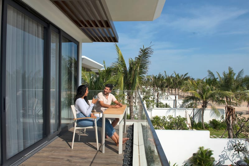 Portals Balkongsett bord + 2 carverstoler - Lys Ecru/Korallsand - Hagemøbler & utemiljø - Hagegruppe - Cafemøbler & cafesett