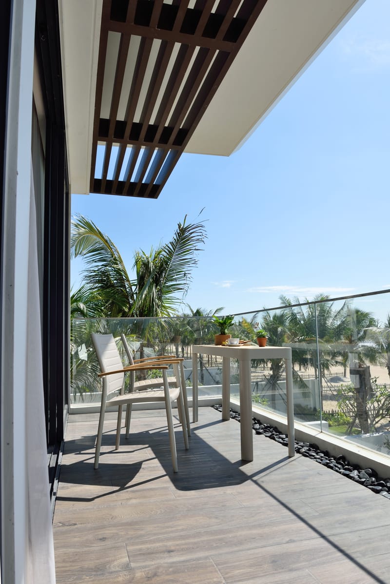 Portals Balkongsett bord + 2 carverstoler - Lys Ecru/Korallsand - Hagemøbler & utemiljø - Hagegruppe - Cafemøbler & cafesett