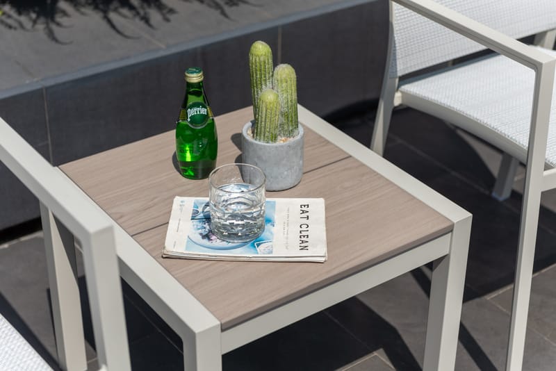 Urbanite Sett sidebord + 2 carverstoler - Lys Grå - Hagemøbler & utemiljø - Hagegruppe - Cafemøbler & cafesett