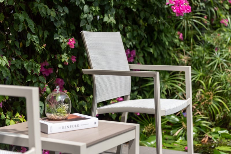 Urbanite Sett sidebord + 2 carverstoler - Lys Grå - Hagemøbler & utemiljø - Hagegruppe - Cafemøbler & cafesett