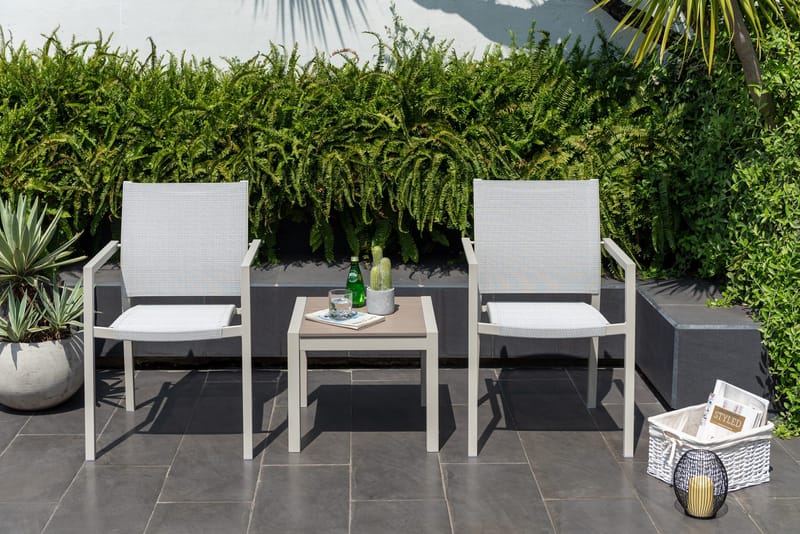 Urbanite Sett sidebord + 2 carverstoler - Lys Grå - Hagemøbler & utemiljø - Hagegruppe - Cafemøbler & cafesett