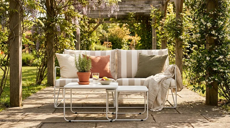 Usteryd 2-seters loungesofa med settbord - Beige/Stripet - Hagemøbler & utemiljø - Loungemøbler - Loungegrupper