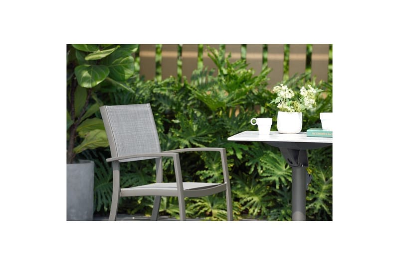 Utendørs møbelgruppe Lifestyle Garden Solana bistro bord + 2 x stabelbar lenestol - Hagemøbler & utemiljø - Hagegruppe - Cafemøbler & cafesett