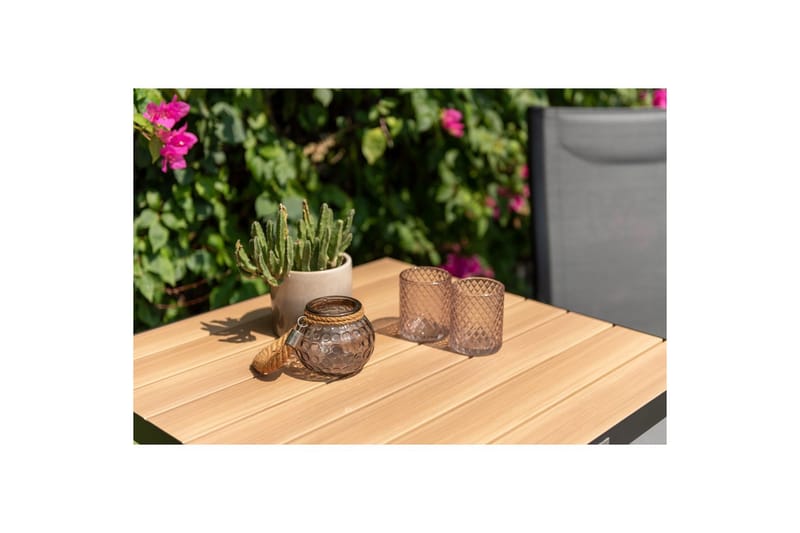 Utendørs møbelgruppe Lifestyle Garden Panama 2x stabelbar lenestol & bistrobord - Hagemøbler & utemiljø - Hagegruppe - Cafemøbler & cafesett