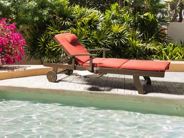 Solseng utendørs med pute Amantea Premium II akasietre - Brun/rød - Hagemøbler & utemiljø - Stoler & Lenestoler - Solsenger & solvogner