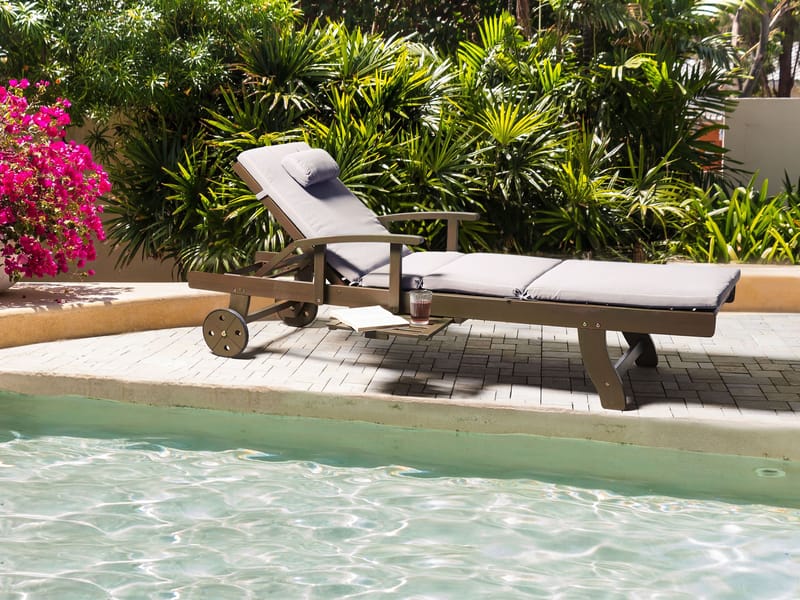 Solseng utendørs med pute Amantea Premium II akasietre - Brun/grå - Hagemøbler & utemiljø - Stoler & Lenestoler - Solsenger & solvogner