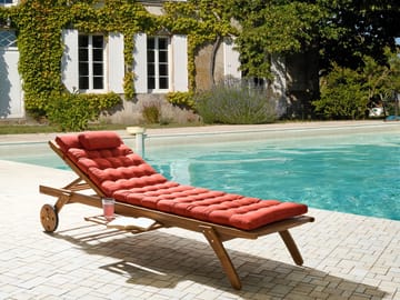 Solseng utendørs med pute Cesana Premium akasietre - Brun/rød - Hagemøbler & utemiljø - Stoler & Lenestoler - Solsenger & solvogner