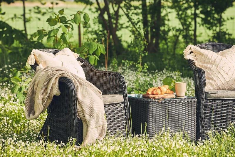 Marcus Light Utendørs Lounge Lenestol med Pute i Kunstrotting - Svart - Hagemøbler & utemiljø - Loungemøbler - Loungestol utendørs